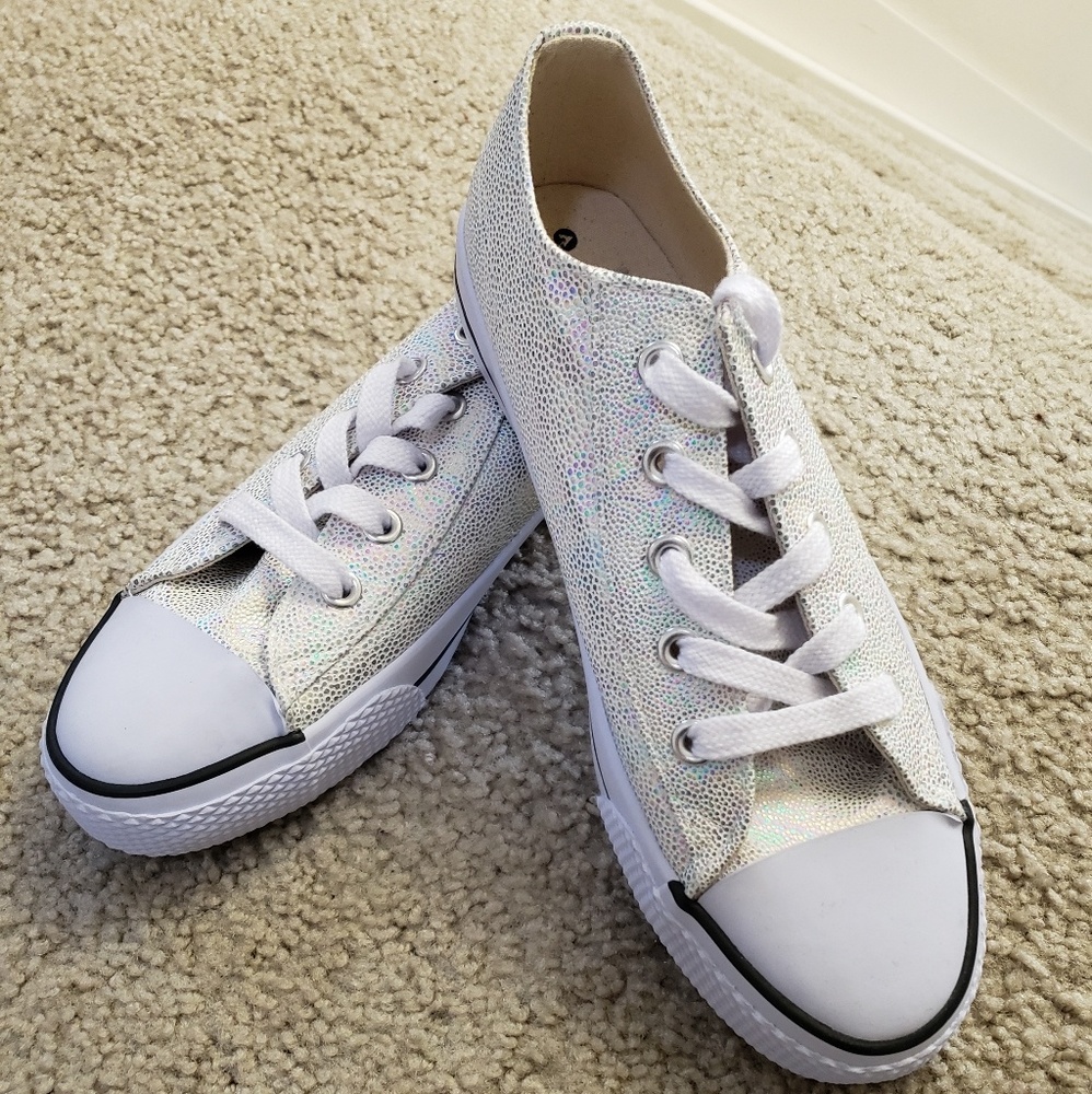 Chameleon white shoes